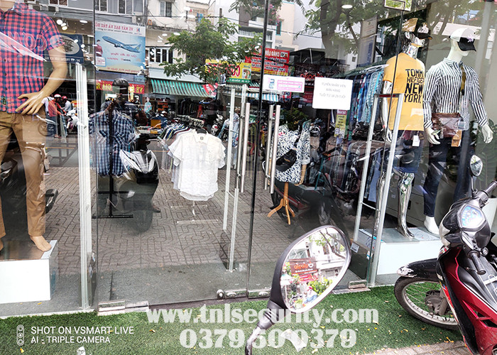 Lap-dat-cong-tu-an-ninh-3-canh-cho-shop-thoi-trang-tai-quan-10